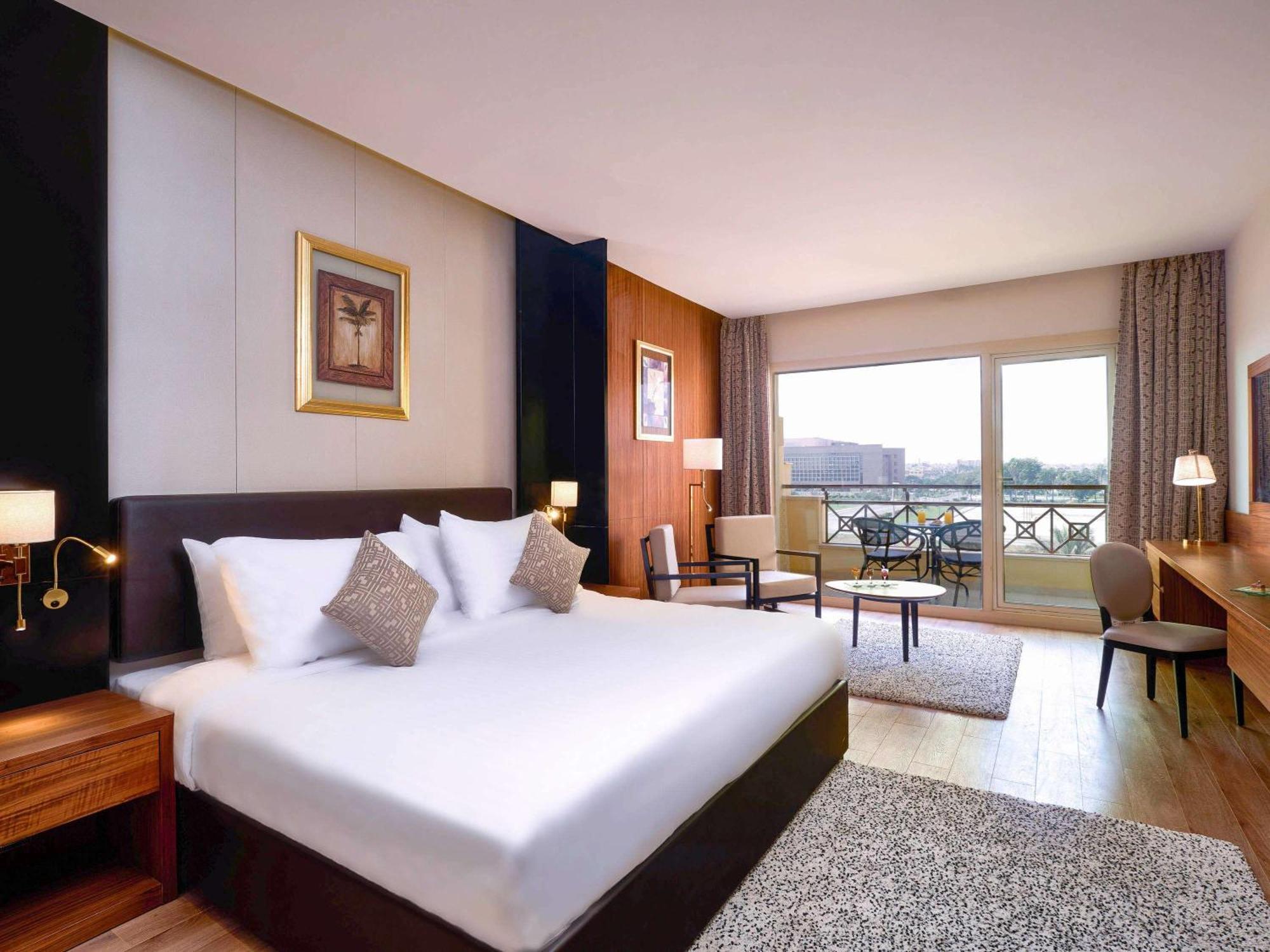 Moevenpick Hotel Cairo - Media City Giza Exterior foto A room at the hotel